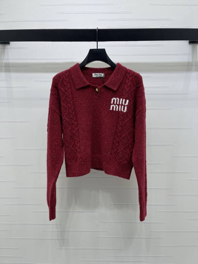 上新原单高端品质 Miumi*2025秋冬最新系列！菱格翻领针织毛衣！定制进口羊毛针织材质 舒适柔软 沿用竖列麻花肌理配合菱格纹钩针设计 增添造型层次感 胸前点