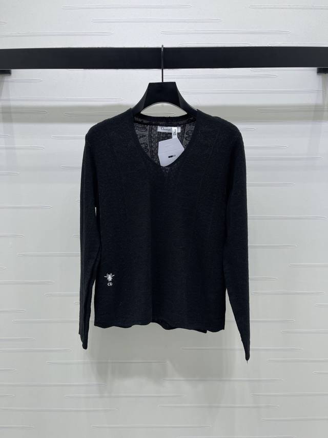 上新原单高端品质 Dio* 2026早春最新系列！蝴蝶钩花套头毛衣！定制丝毛纱线织造，质感高级，舒适柔软，V领套头毛衣剪裁，平针细腻肌理，大身通体螺纹包边，轻松