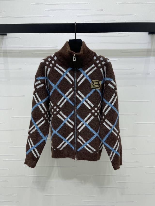 上新原单高端品质 Miumi*2025秋冬最新系列！格纹立领针织开衫！定制羊毛纱线织造 质感细腻 舒适好穿 立领针织开衫剪裁 通体撞色格纹分布 搭配弹性十足的面