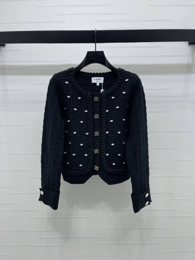 上新原单高端品质 Chane* 2025秋冬最新系列！重工镶钻圆领针织长袖开衫！定制羊毛纱线织造 柔软亲肤 舒适有型 圆领长袖开衫版型 领口延伸至下摆绞花包边