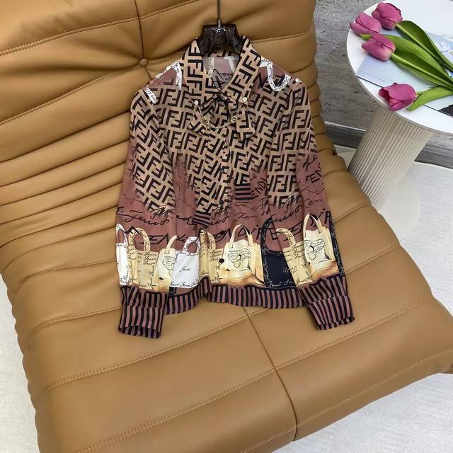 Fe2026 Sp 精品真丝衬衫 这件满印Ff图案的衬衫，采用顺滑垂感的面料，衣身融合了手写字体、手提袋插画等复古元素，袖口做了条纹拼接设计，整体充满艺术感，适