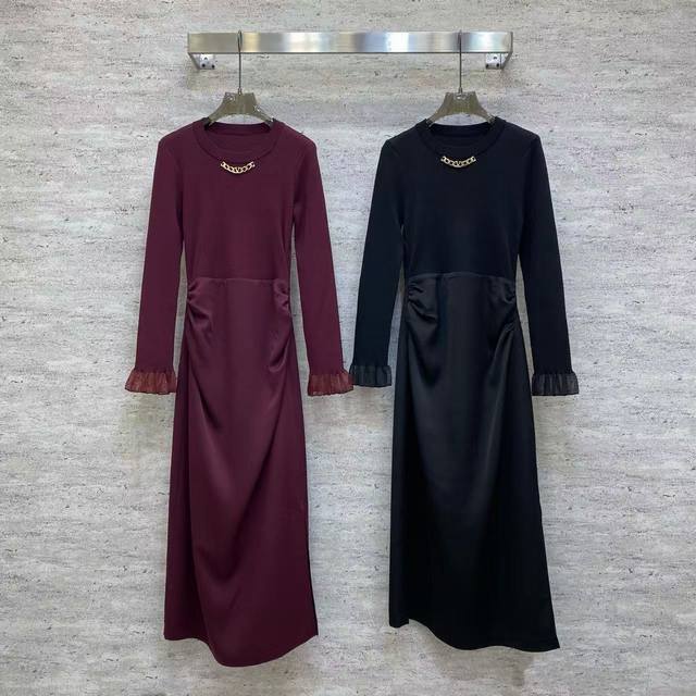 Va2026 Sp 精品连衣裙 这组针织拼接连衣裙，上身是细腻针织面料，搭配领口金属链条点缀，裙摆拼接垂顺缎面，袖口做了蕾丝褶皱设计，修身版型尽显优雅气质，适合