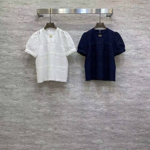 Di2026 Sp 精品上衣 这组镂空短袖上衣，采用透气的提花面料，衣身布满精致的小镂空和竖向条纹肌理，领口缀有金属扣装饰，泡泡袖设计增添温柔感，日常搭配半裙或