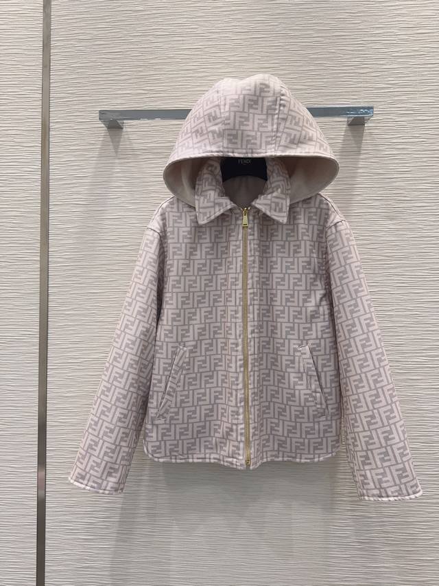 Fend*2025Fw新款毛呢外套 含羊毛 双面可穿 经典又有型 自带气场 面料质感很奈斯 时髦又高级 颜色超级正 上身显白又显瘦 自带酷帅感的系列 走路都带风