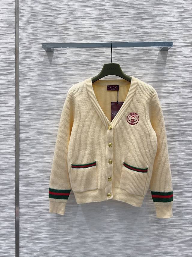Gucc* 2025Fw新品 经典开衫毛衣 100%羊毛 质感细腻软糯。经典减龄单品！版型不挑人上身巨显瘦！白富美必收的完美单品。质感超赞完美做工品质！现货开抢