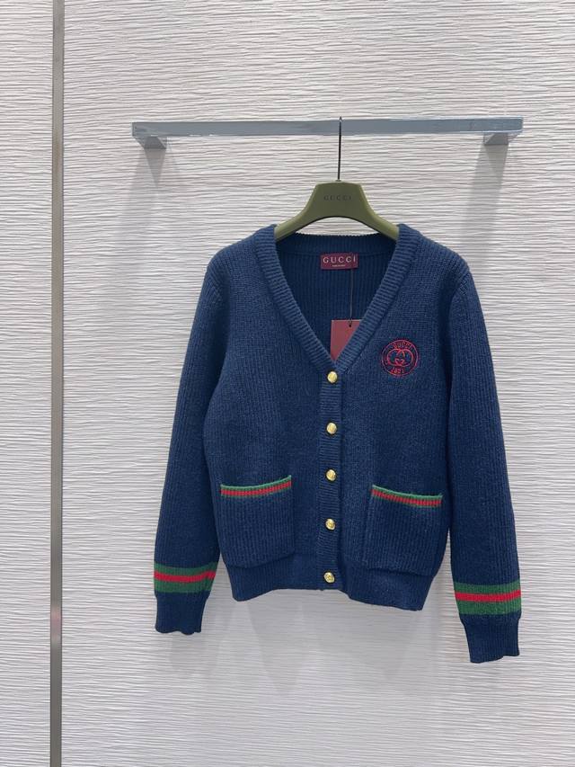 Gucc* 2025Fw新品 经典开衫毛衣 100%羊毛 质感细腻软糯。经典减龄单品！版型不挑人上身巨显瘦！白富美必收的完美单品。质感超赞完美做工品质！现货开抢