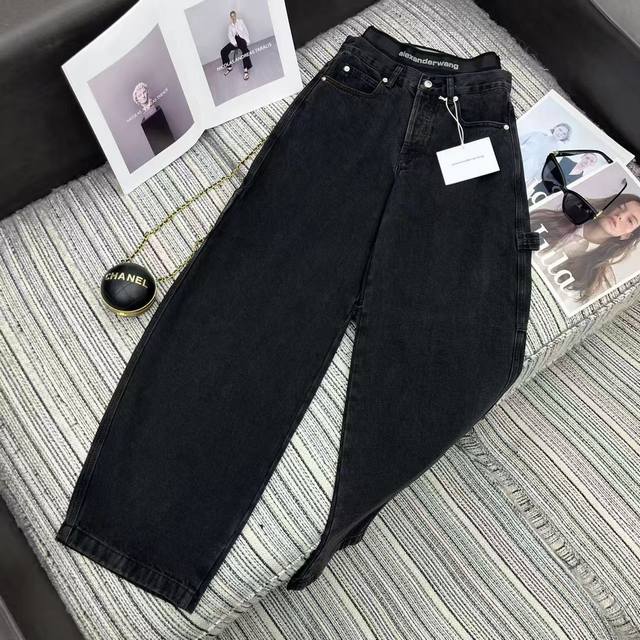 强烈推荐 Alexand*R Wang 25Fw秋冬新款 假两件织带腰头工装牛仔裤丨独家高版出品！ 采用水洗做旧牛仔面料，挺括耐磨同时保留自然垂坠感；高腰+阔腿