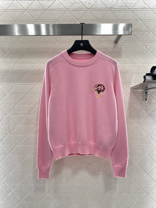 Gucc*2025新品上架 贺岁刺绣字母徽标针织毛衣 新年贺岁系列#定制羊绒羊毛纱线织造，穿搭舒适，质感十足，圆领针织套头毛衣裁剪，通体胸前双G字母徽标，点缀双