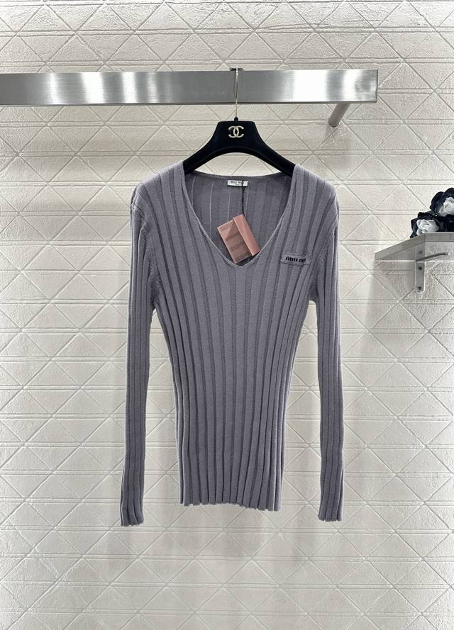Miumi*2025新品上架 V领针织修身毛衣 定制Yb羊毛纱线织造，质感高级，弹力舒适，V领针织修身毛衣剪裁，弹力十足，贴身包裹，不显臃肿的极佳穿搭，大身竖坑