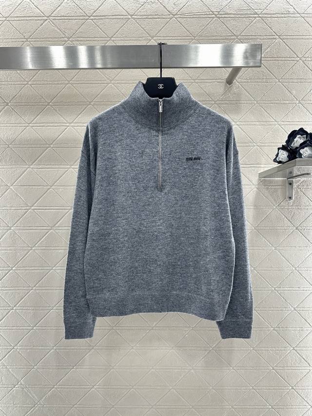 Miumi*2025新品上架 立领套头半开襟针织毛衣 定制Yb羊毛纱线织造，穿搭舒适，质感十足，立领针织套头毛衣裁剪，拉链半开襟设计，根据需求调节，胸前字母徽标