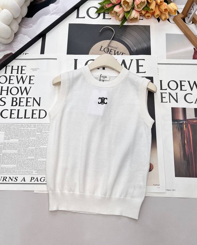 Celine2025新款圆领凯旋门徽标针织背心，定制Yb羊毛纱线织造，穿搭舒适，质感十足，宽边套头针织背心裁剪，胸口刺绣凯旋门图案，亮点突出，凸显品牌格调，成衣