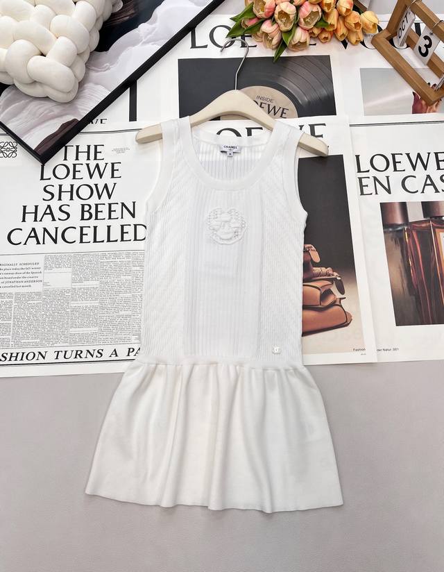 Chanel2025新款山茶花针织背心裙，定制Yb棉毛纱线织造，柔软细腻，质感舒适，圆领针织背心裙剪裁，下摆拼接褶皱蛋糕裙边，叠穿更显层次，大身竖列坑条搭配凹凸