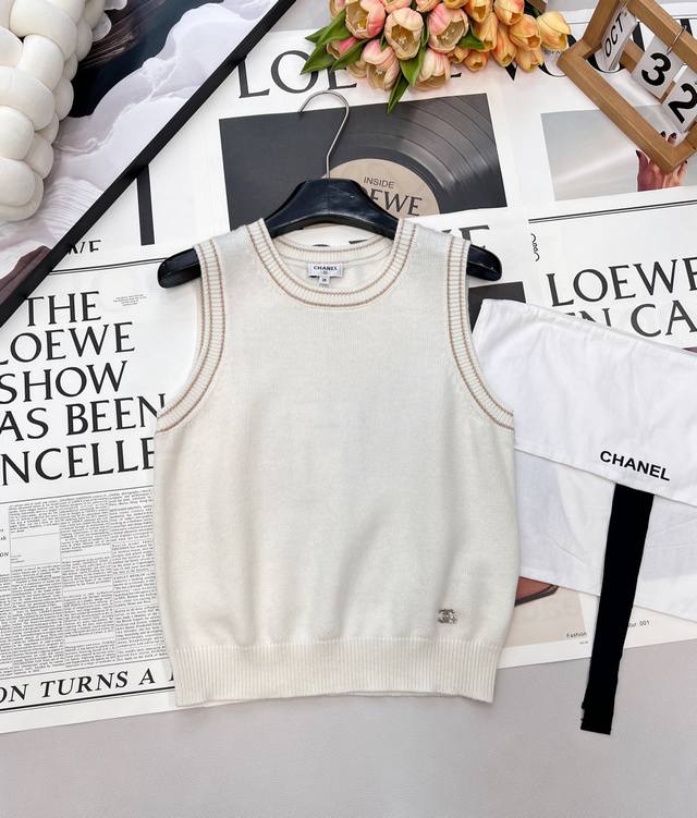 Chanel2025新款针织背心，定制Yb羊绒纱线织造，质感细腻，弹力舒适，宽边背心剪裁，领口袖口条纹撞色凋零，配合下摆双C徽标，凸显精致高级感，通体竖坑条纹理