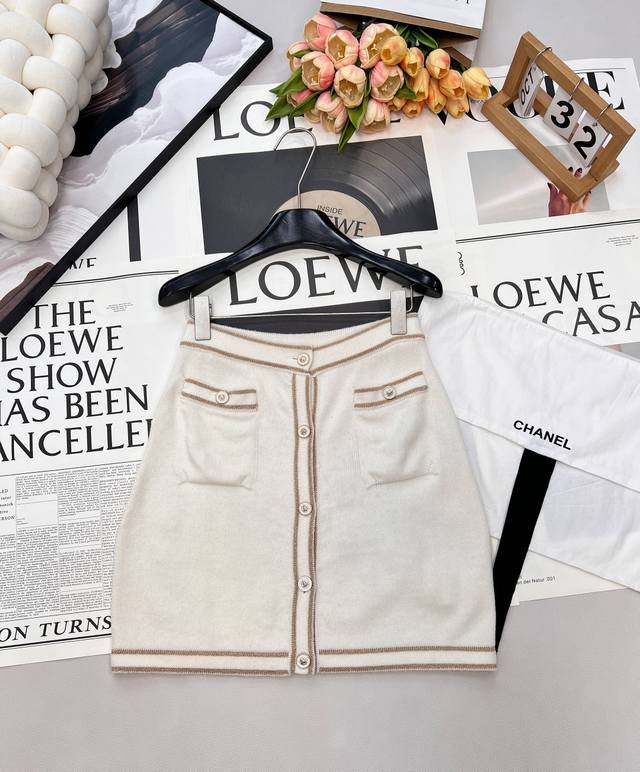 Chanel2025新款羊绒针织条纹包臀短裙 25Coco滑雪系列#定制Yb羊绒纱线织造，质感高级，弹力舒适，弹力高腰半身剪裁，腰胯微外扩A形设计，改善包容线条