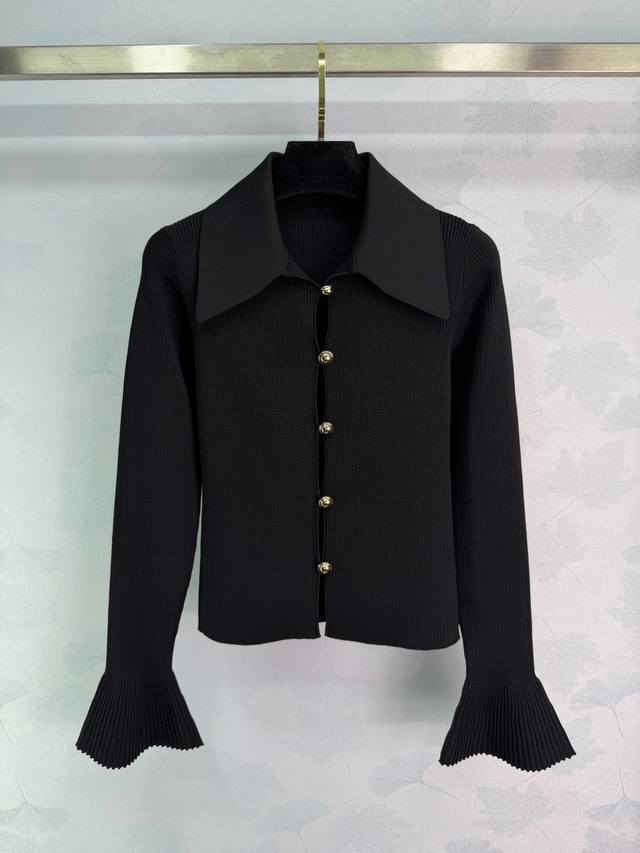 Self-portrait早春新款黑色针织开衫，选用高品质羊毛，柔软有弹性，穿着超舒适品牌一贯的优雅高级感，秋冬必入热门单品~1色3码Sml 。T226B.