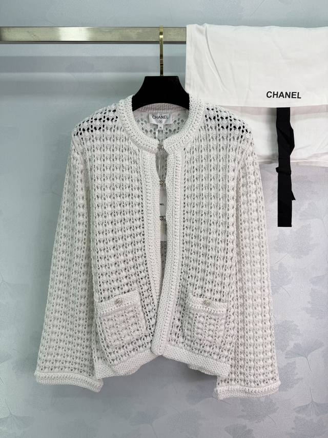 Chane*26C系列镂空针织开衫，黑色设计超百搭，轻盈透气，春夏穿超舒服纽扣点缀，细节满分 镂空工艺让层次感更丰富，随便搭吊带裙Or简约内搭都很出彩~剪裁修身