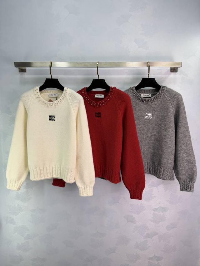Miu*这款拼接针织毛衣，胸前黑色刺绣徽标点缀，辨识度满分学院风和现代感兼具，搭配百褶裙或高腰裤都很出彩，轻松打造时髦造型。3色3码Sml 。T226B