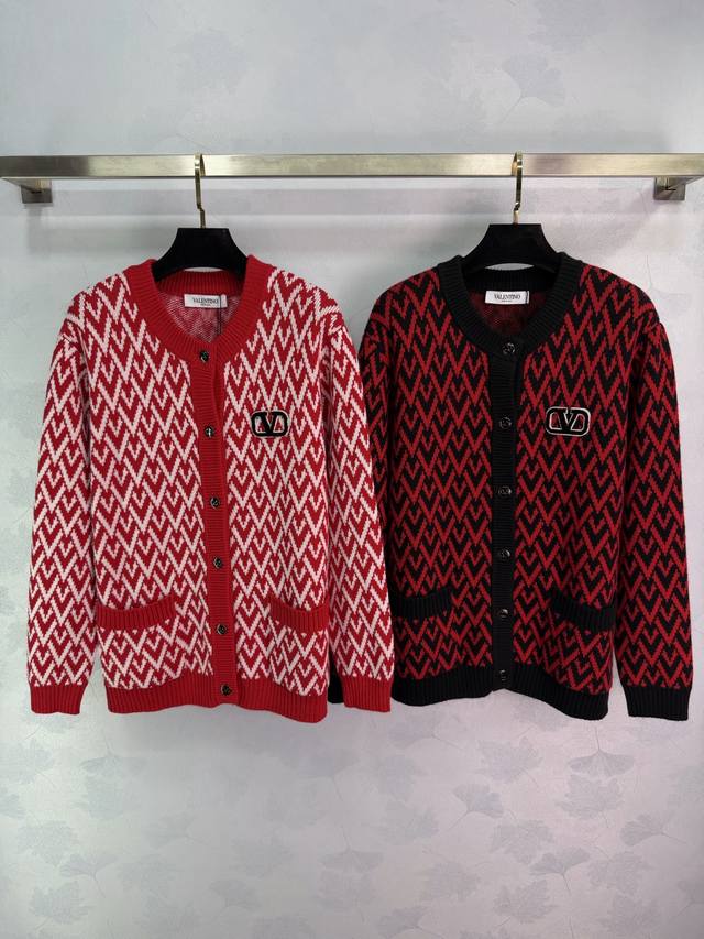 华伦Valentin*这款圆领针织衫，红色主调配白色几何图案，视觉超吸睛2色3码Sml 。T226B.