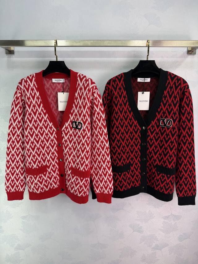 华伦Valentin*这款V领针织衫，红色主调配白色几何图案，视觉超吸睛2色3码Sml 。T226B.