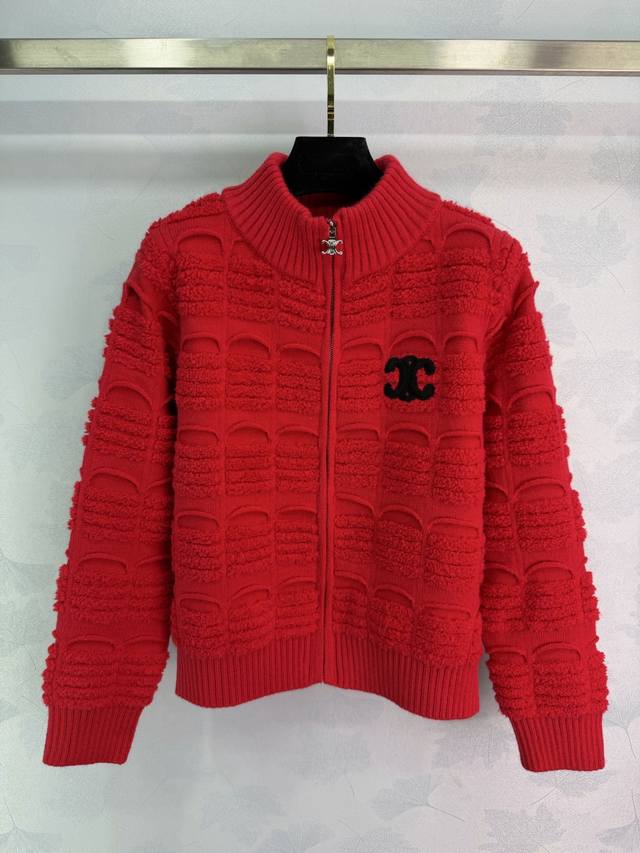 Ce*凯旋门刺绣毛衣，采用水波条纹设计，优质混纺针织面料，柔软亲肤，秋冬穿超舒服黑色双C刺 绣点缀，精致感满满。拉链开合，穿脱方便，宽松版型显瘦又藏肉，微胖姐妹