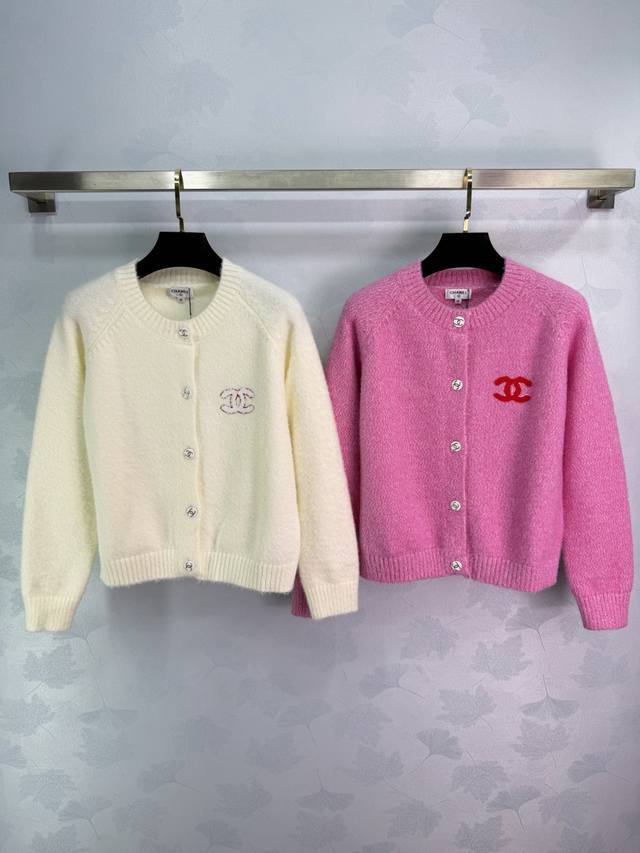 Chane*Cc刺绣针织开衫，采用柔软细腻面料，穿着超舒适又保暖2色3码Sml。T226B