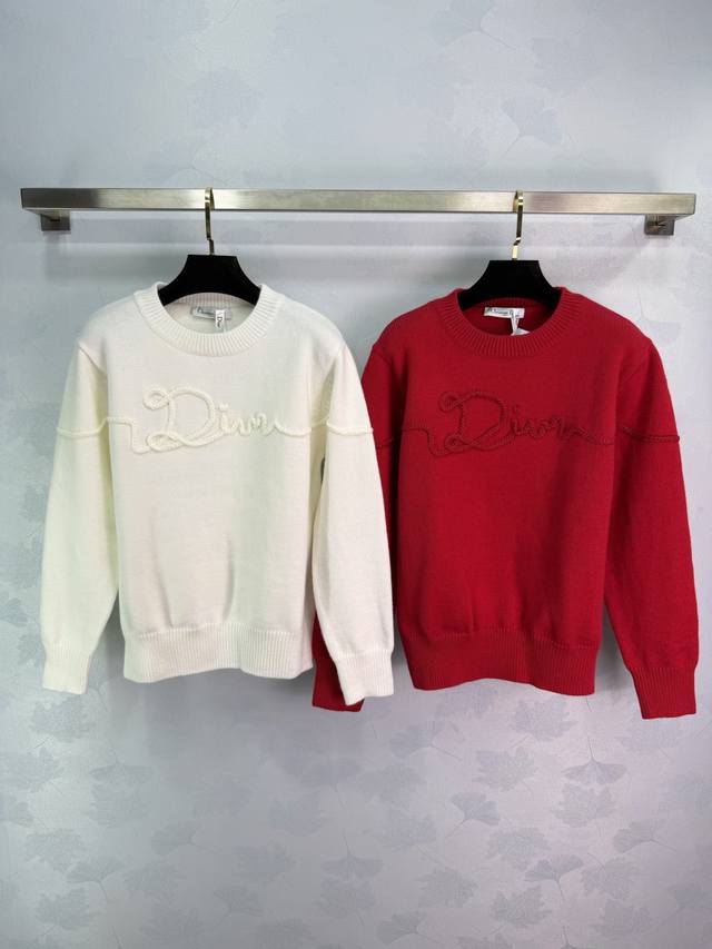 Dio*刺绣毛衣，采用亲肤羊毛混纺，奶油白色超温柔。胸前 Dior 立体刺绣，珍珠点缀，精致又有辨识度。宽松版型，男女都能轻松驾驭，随性又时髦。无论搭牛仔裤还是