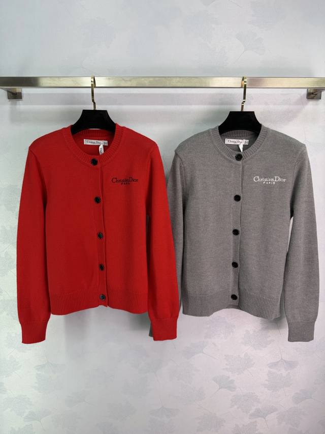 Dio*秋冬新款针织开衫，柔软舒适，正面有经典Logo刺绣，细节满分，简约大方，圆领设计超百搭，无论单穿还是叠穿都很出彩4色3码Sml 。T226B.