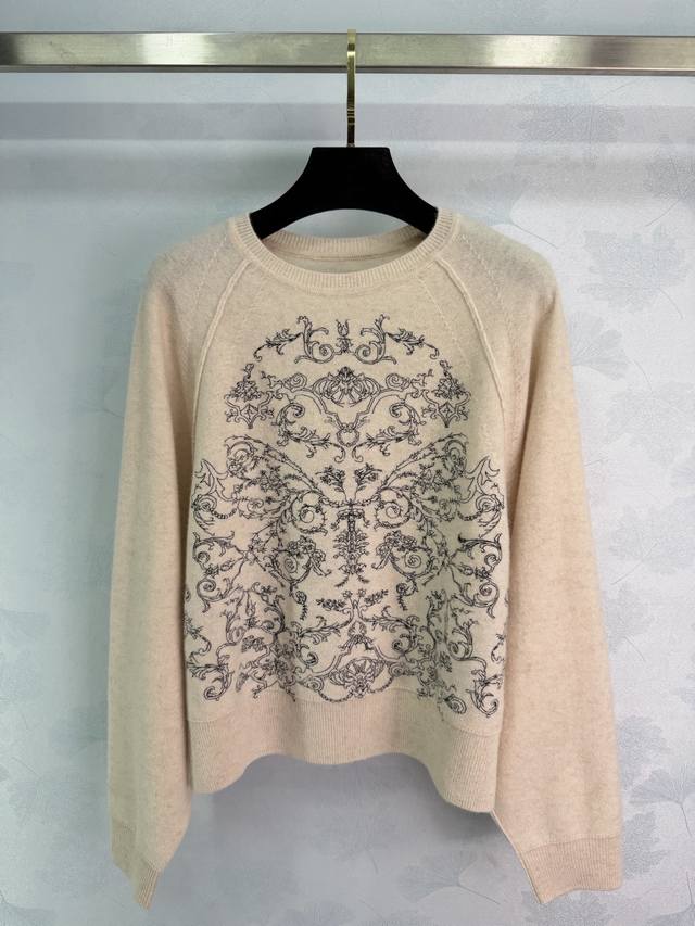 Dio*2026早春系列羊绒毛衣，由Mariagrazia Chiuri设计，米白色羊绒面料柔软亲肤，宽松版型超舒适 胸前大面积城堡花园刺绣，洛可可卷草纹样+雕