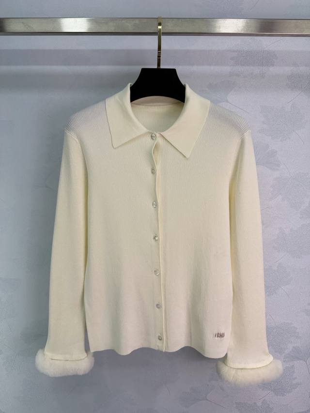 Fend*这款奶白色针织衫，polo翻领+单排扣设计，简约优雅。袖口拼接水貂毛，柔软蓬松，质感满分。面料保暖又舒适，秋冬穿超合适下摆绣有Fendi标志，低调彰显