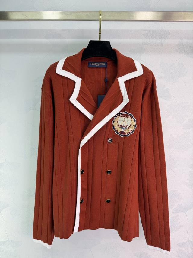 Lou这款学院风针织衫，红色竖条纹设计+白色边翻领，复古又有辨识度1色3码Sml 。T226B