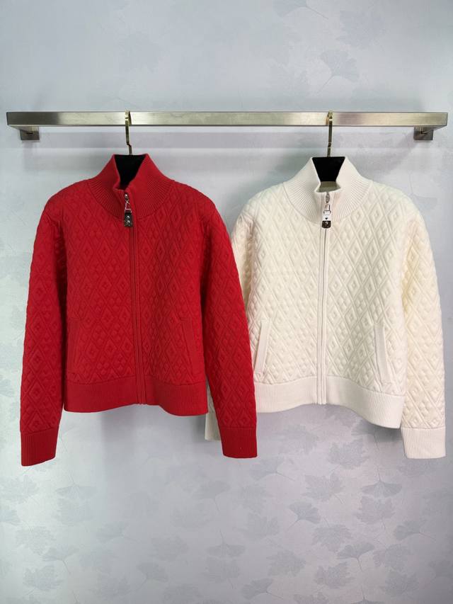 Lou菱格纹拉链针织开衫，采用细腻针织工艺，柔软又保暖，秋冬穿超合适立领+拉链设计，穿脱方便还很有型。百搭不挑场合，通勤休闲都能Hold住。短款版型，搭高腰裤或