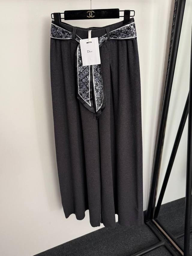款号20258197 Dio*新款 配复古腰带高腰针织阔腿长裤，杏色，深灰色，黑色， 均码：腰围64弹力，长96；重量：0.745Kg .