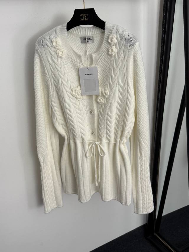 款号20258194 Chane*新款 立体刺绣勾花珍珠纽扣收腰长袖针织衫上衣，白色， 均码：肩宽40，胸围100，袖长75，长73；重量：0.570Kg .