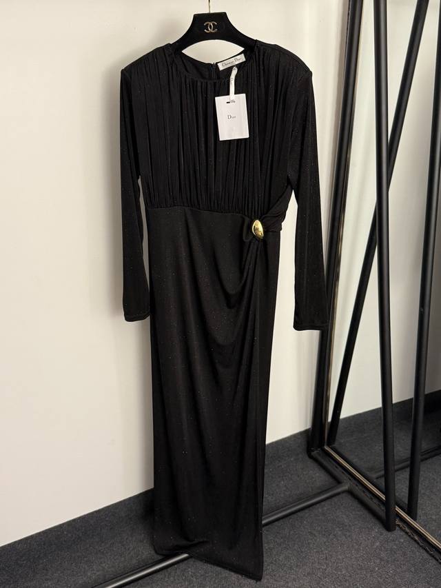 款号20258170 Dio*新款 高级感金属扣收腰长袖连衣裙，带垫肩，黑色，红色，S-Xxl， Xl码：肩宽42，胸围94，袖长61，长143；重量：0.71