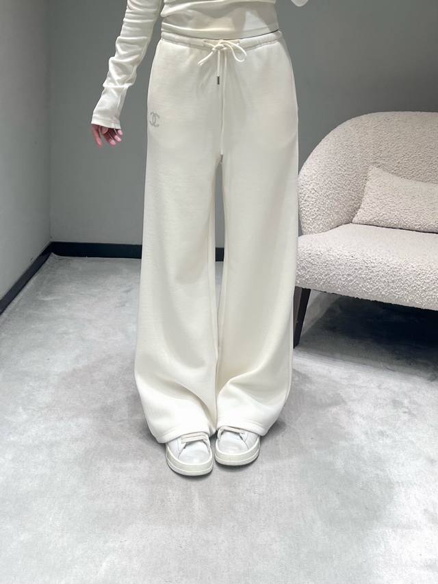 Chan*L 2025Fw秋冬新品系列 毛绒阔腿裤：宽松阔腿版型，既能修饰腿型又能藏住肉肉，毛绒面料自带暖乎乎的氛围，触感柔软亲肤，秋冬穿既保暖又不会显得臃肿，