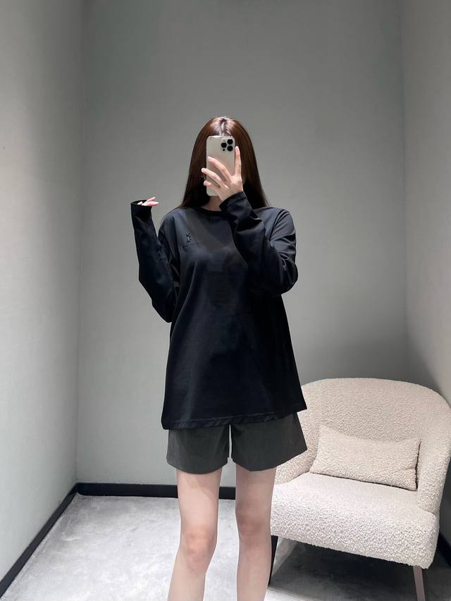 Ys*L2025Fw秋冬上新系列 圆领长袖T恤：黑白经典配色，宽松舒适的微落肩版型，不挑身材还能藏肉；面料是柔软亲肤的细腻款，自带垂坠感。胸前刺绣字母标识，简约