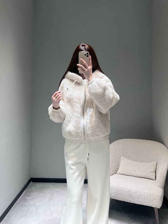 2025Fw秋冬新品系列 毛绒连帽外套：宽松落肩的短款连帽版型，不压身高还能藏住内搭厚度。蓬松毛绒面料，触感像裹了层软乎乎的云朵，自带“轻暖慵懒感”简约版型搭配