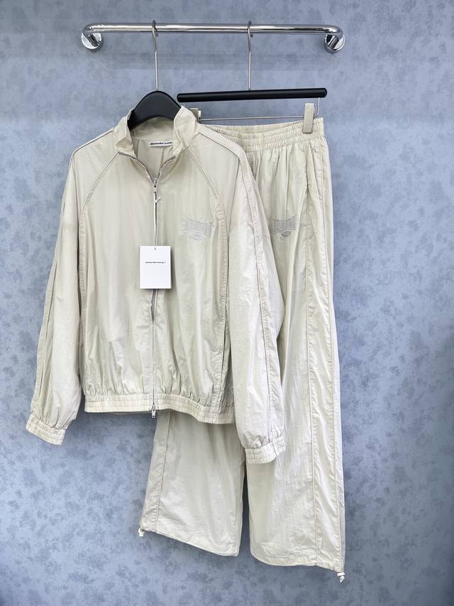 爆款现货 原单品质 Bale*｜经典工装式休闲套装 拉链刺绣外套工装休闲裤设计，面料挺阔有型，内里网格拼接，穿着舒适无束缚感，满满的慵懒风 版型显高显瘦巨好穿，