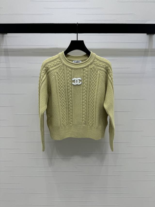 上新原单高端品质 Chane* 2025秋冬最新系列！麻花针织毛衣！定制羊毛针织材质 亲肤软糯 密实细腻 素色套头毛衣版型 成衣超重工麻花编织 多种走针排列突出