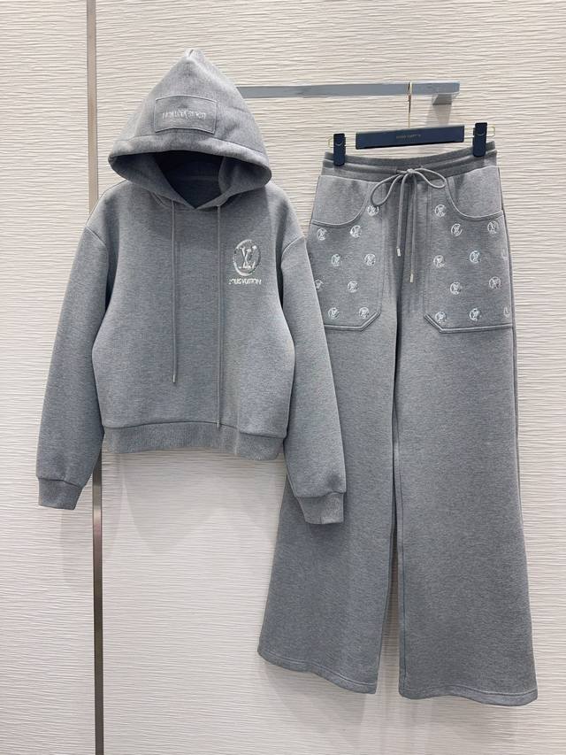 Louis Vuitto* 2025Fw新款套装 面料舒适度极强 没有理由可以拒绝它。可A可飒的风格，日常通勤穿什么的都是很Ok的，不挑场合的。设计独特 层次感