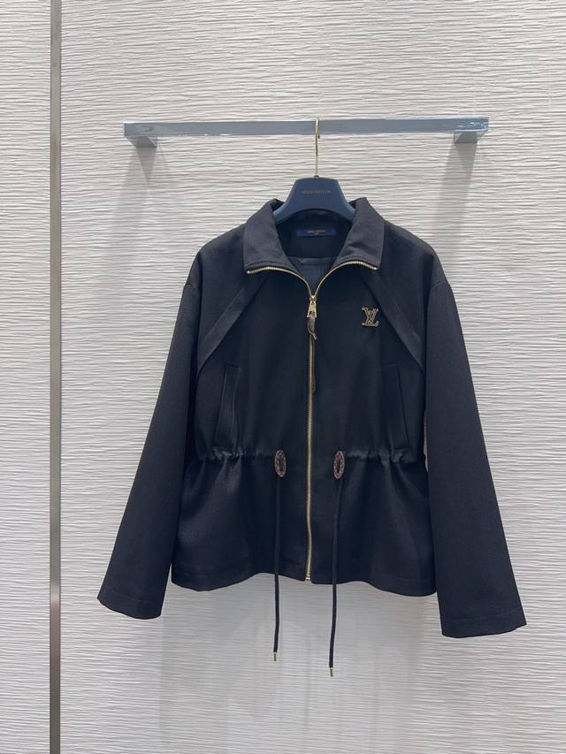 Louis Vuitto* 2025Fw新款外套 出货即爆单 特殊材质有肌理感 每个小细节都非常注重 恰到好处的高级感 立体剪裁 让成衣上身更为精致洋气 开模定