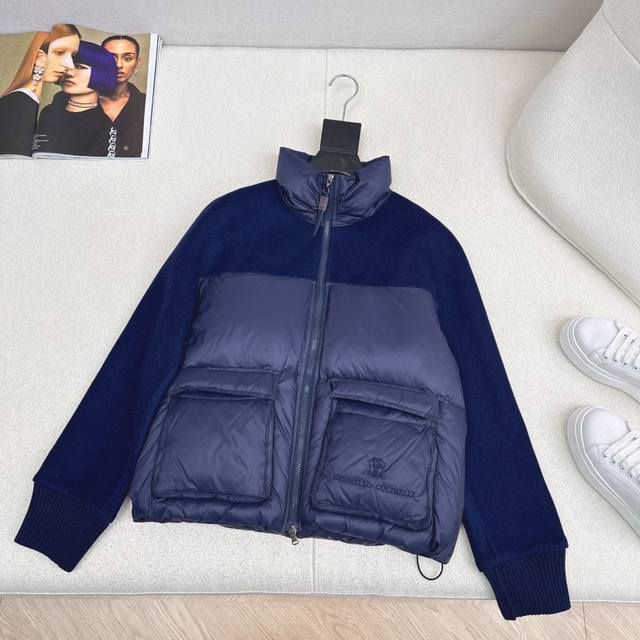 高级极简风穿搭 Bc 25Ss 秋冬最新款拼接羊毛立领短款羽绒服 拼接羊毛设计感很赞～～经典Os剪裁搭配拼接做法 机缝定格 经典时髦又帅气 国标90绒进口再生尼