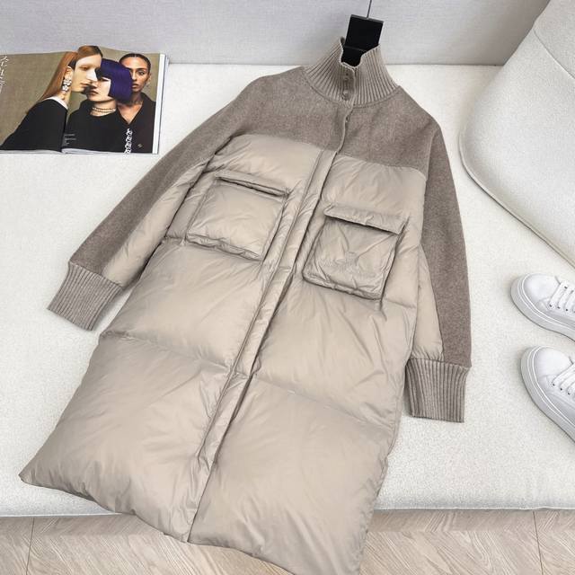 高级极简风穿搭 Bc 25Ss 秋冬最新款拼接羊毛立领长款款羽绒服 拼接羊毛设计感很赞～～经典Os剪裁搭配拼接做法 机缝定格 经典时髦又帅气 国标90绒进口再生