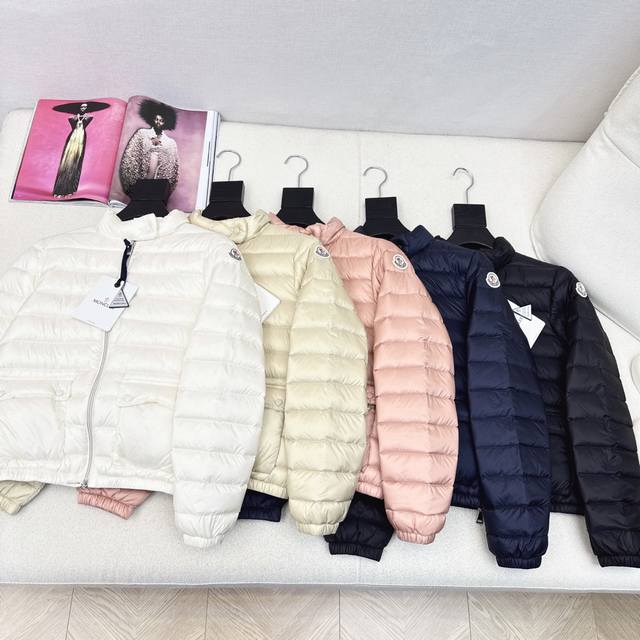 原单品质 Mc 25Ss 秋冬最新款官网新配色短款连帽羽绒服外套 立体剪裁版型设计 时髦又帅气国标90白鸭绒填充 进口记忆丝面料 质感柔软轻盈舒适 进口机缝制立