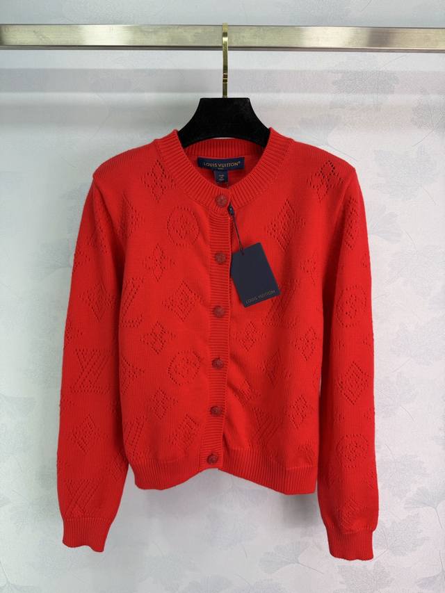 Lou路易威*25秋冬新款针织圆领开衫 品牌Logo图案镂空提花装饰 Yb开模字母Logo纽扣点缀 圣诞氛围感穿搭必备 尺码Sml。T226B.