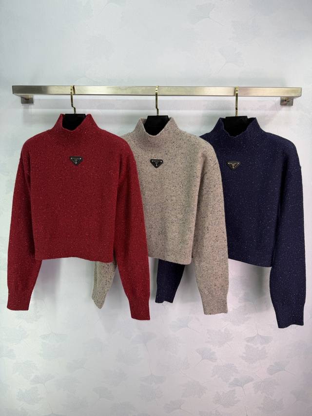 25冬季prad*女装新款定制顶级品质。彩点羊绒，立领三角牌短装气质百搭长袖 红色 驼咖 宝蓝3色尺码Sml 。T226B.