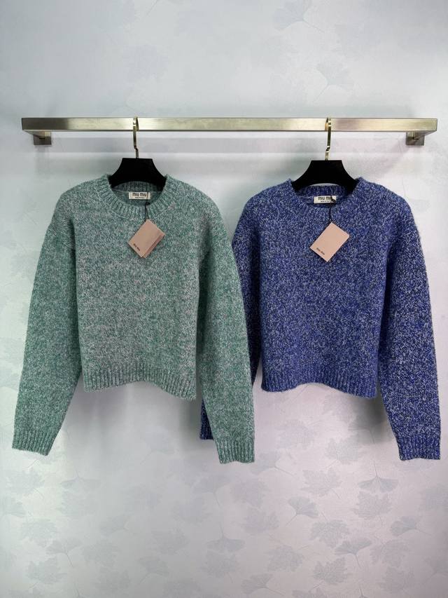 25冬季Miumi*新款圆领粗针蓬松，亲肤婴儿级进口顶级羊驼毛，后领字母唛头复古时尚百搭长袖 花蓝 花绿2色 尺码Sml。T226B
