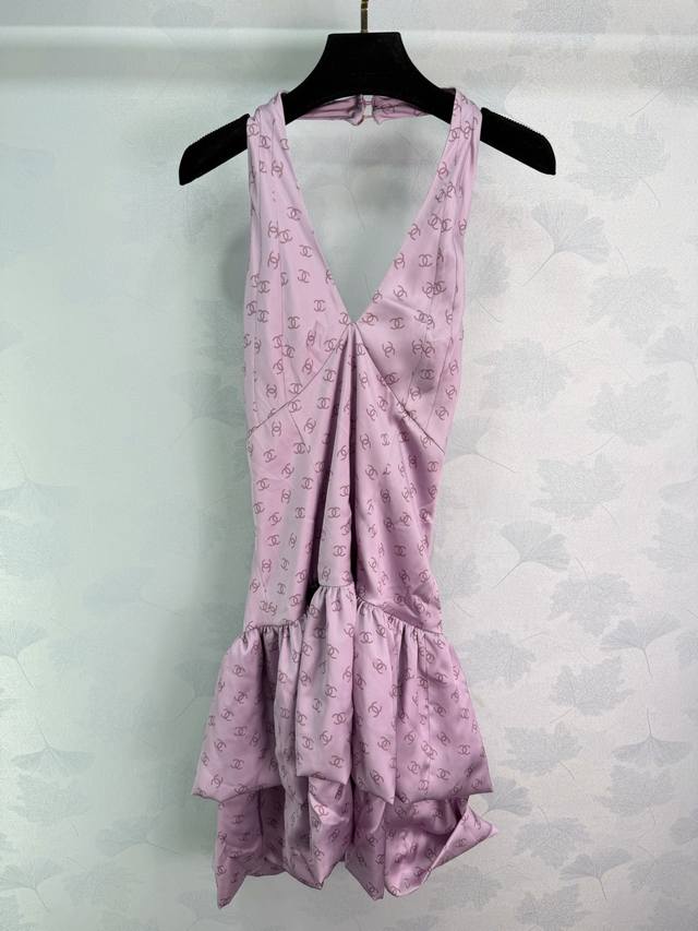 Chane*小香26早春系列新款 秀场同款法式小香风香芋紫粉色挂脖裙 高级定制面料 面料缎面自带柔光滤镜 胸前抽褶+收腰排扣把曲线掐得刚好 暗纹Logo彰显品牌