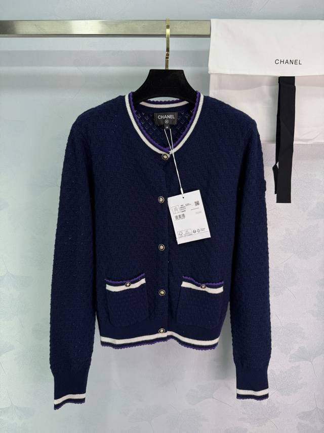 Ch*26C早春系列镂空针织开衫，撞色边缘，学院风满满休闲或搭配裙装都很出彩，轻松打造优雅俏皮风配精致防尘袋 2色3码Sml T226B.