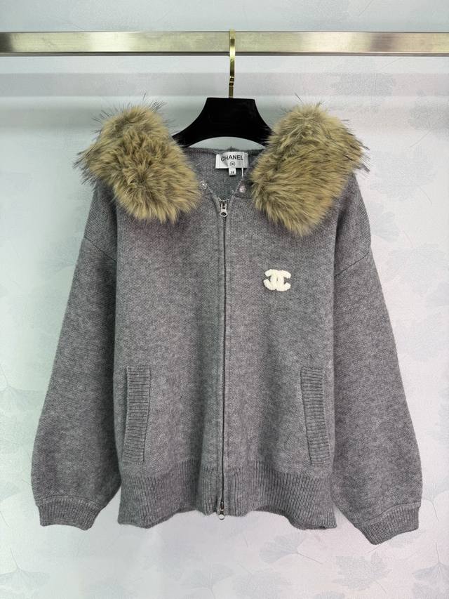 Ch*25秋冬新款针织开衫，柔软舒适，连帽设计超实用，帽子上的仿狐狸毛领超有质感